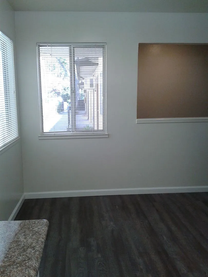 Desirable Midtown Neighborhood Apartment Available Now — Photo 2