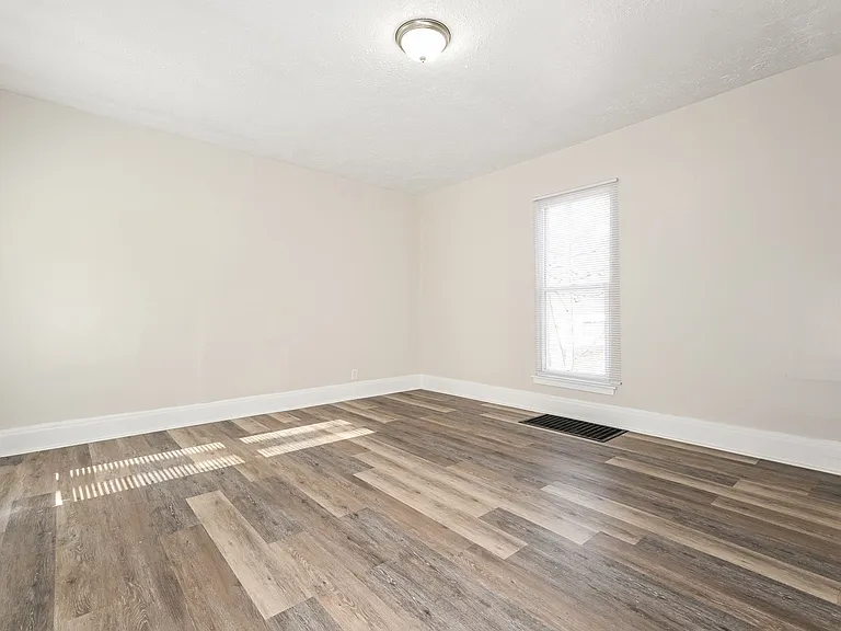 1181751_019_living_room_13625843.jpg