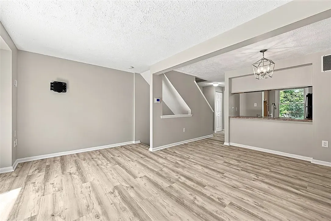 2 bed, 1.5 bath, 1200 sqft, $1,700 — Photo 4