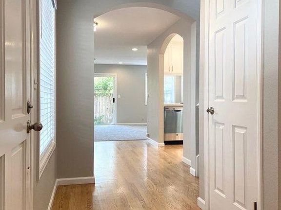 2nd image of 220 E Bellevue Ave #220
