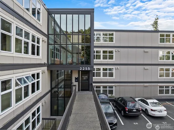 2253 Gilman Drive W #104, Seattle, WA 98119