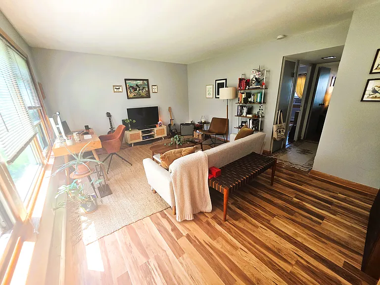 2115-2123 W Farragut Ave Apartments — Photo 4