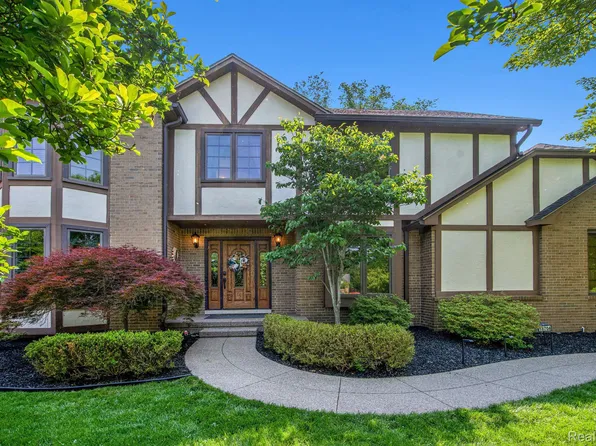 18704 Gary Ln, Livonia, MI 48152