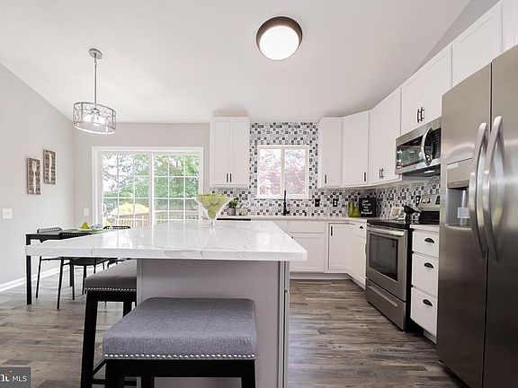 3rd image of 221 Niobrara Ln