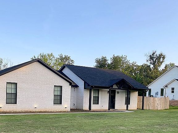 2nd image of 17 Heritage Blvd