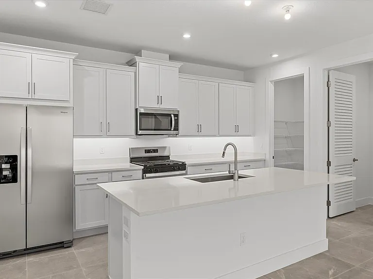 890 SW Newfield Pkwy — Photo 13