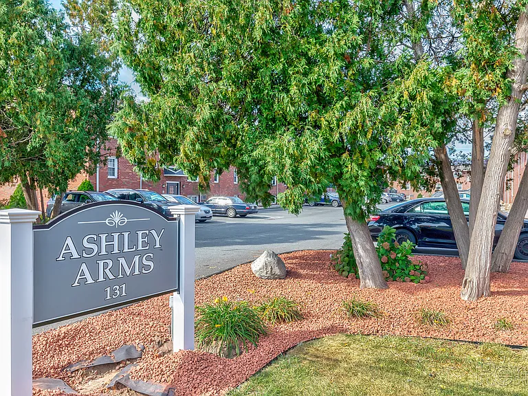 Ashley Arms Apartments — Photo 21