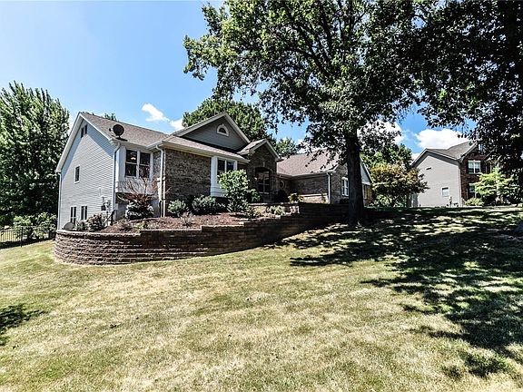 Lovely yard with plenty of mature trees!