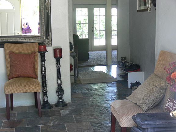 entry room (sitting room)