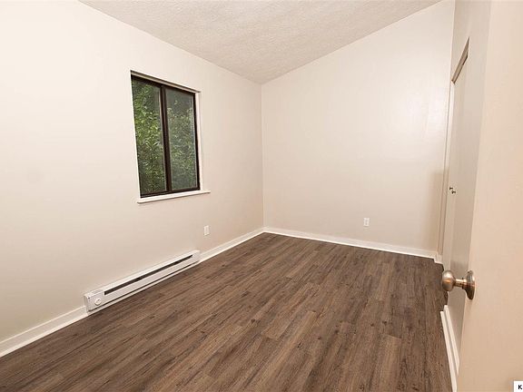 2nd image of 572 Penlawn Dr