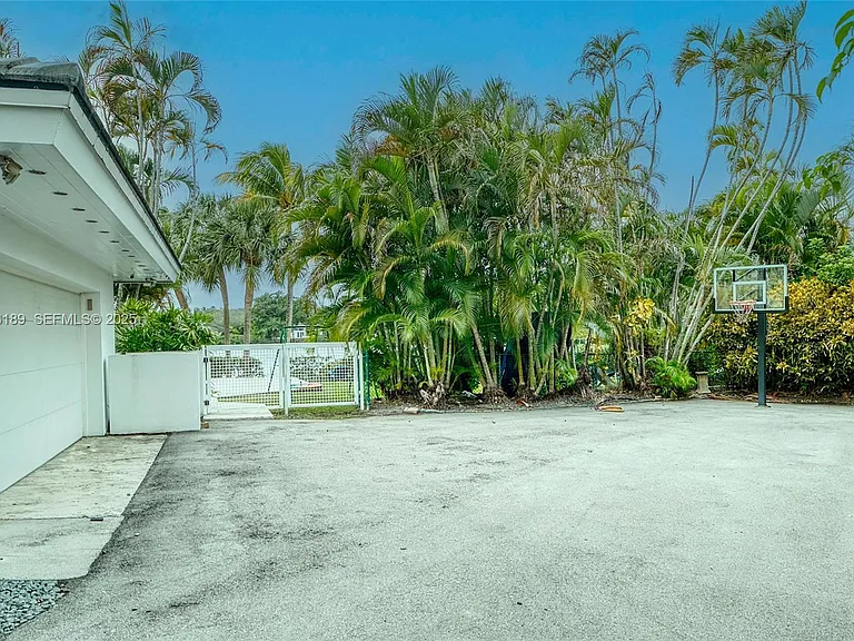 415 Rovino Ave — Photo 19