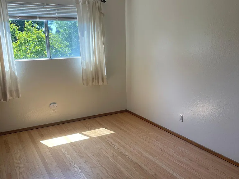 1456 Hopkins St — Photo 12