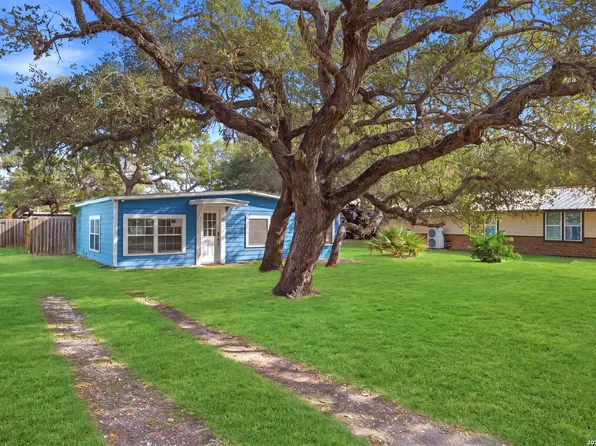 119 Palm St, Rockport, TX 78382