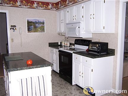 Updated kitchen, smooth top & newer appls.