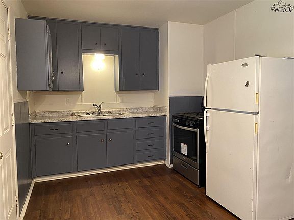 3rd image of 110 N Glencoe Cir