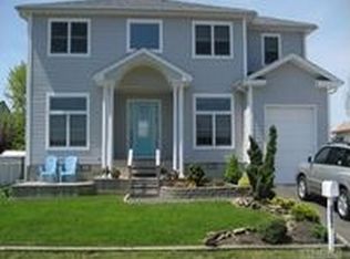 867 Atlantic St, Lindenhurst, NY 11757