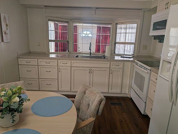 2nd image of 2412 Azalea Ln