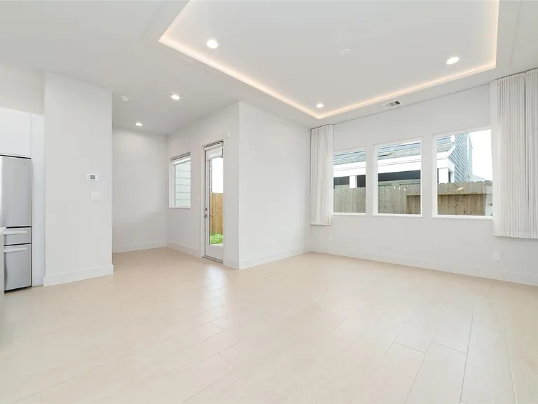 3007 Ventas Dr — Photo 8