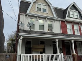 327 E New St, Lancaster, PA