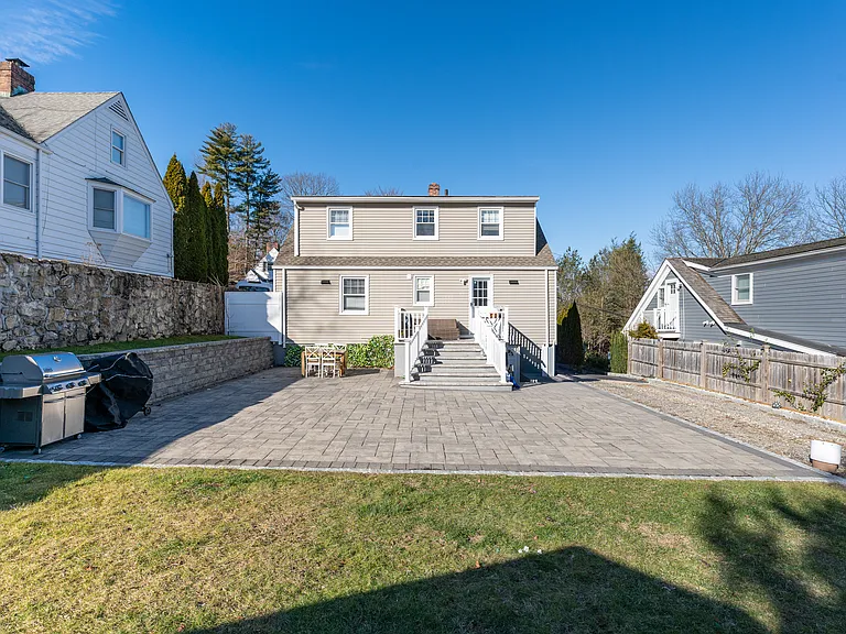 191 Hobart Ave — Photo 23