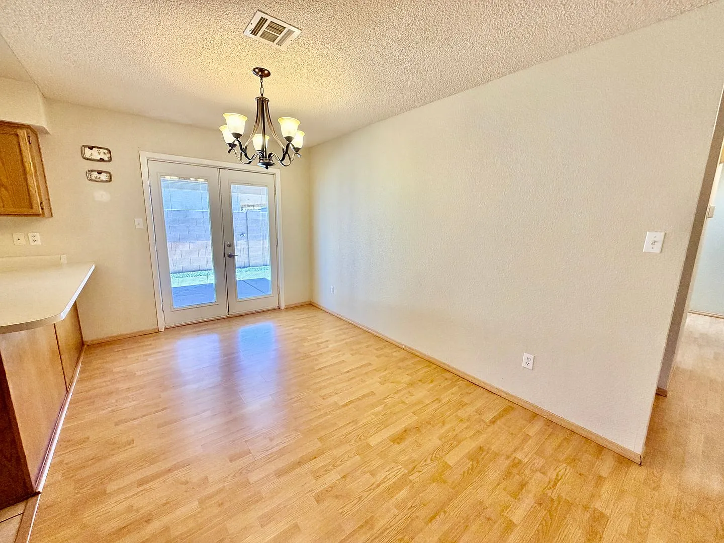 Charming 3-Bedroom Home with Wood Flooring and Large Yard in Yuma — Photo 4