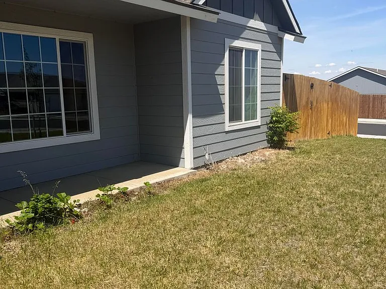2766 Thrush St — Photo 5