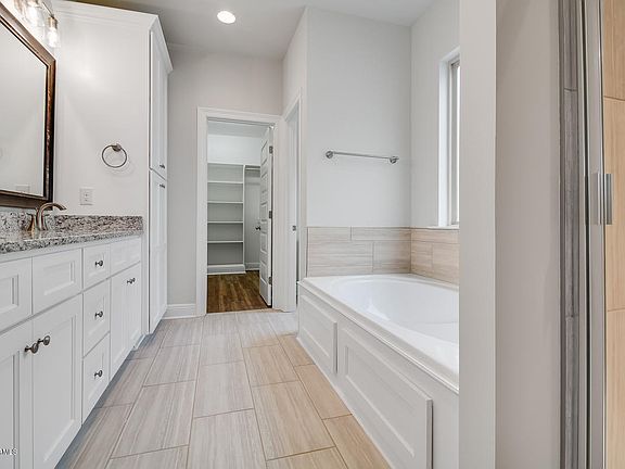 5th image of 110 Ella Hill St