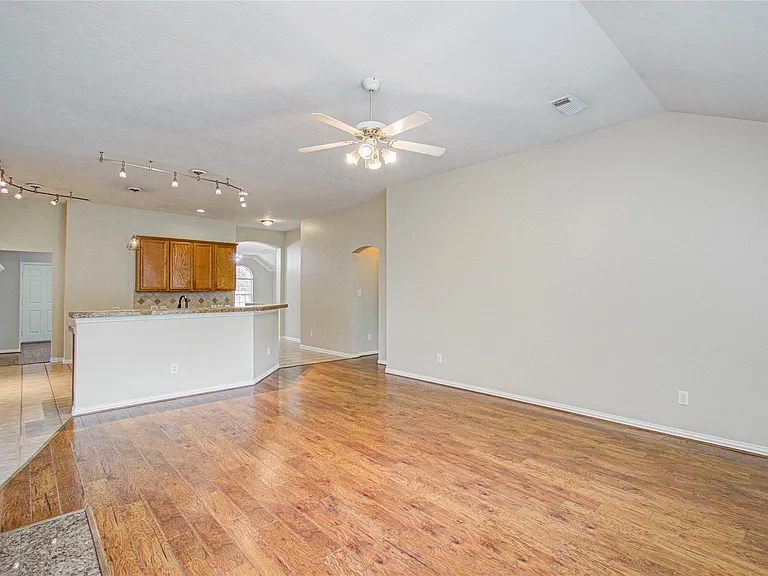 18223 Heathridge Ln — Photo 31