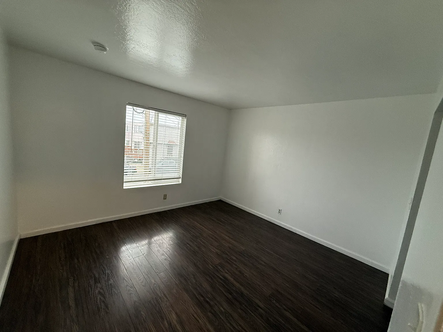 2 bed, 950 sqft, $3,300 — Photo 4