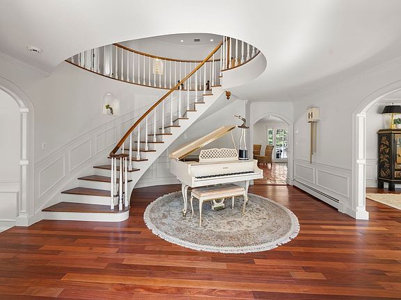 3rd image of 286 Mayflower Cir