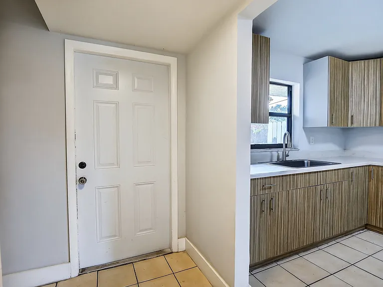 1721 SW 40th Ter #B — Photo 13