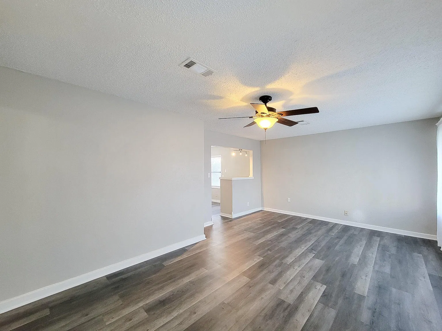 2 bed, 1.0 bath, 934 sqft, $1,200 — Photo 4