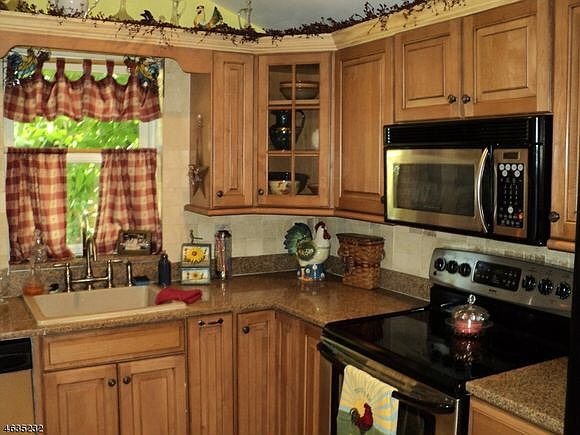 Bright; plenty of cabinets!