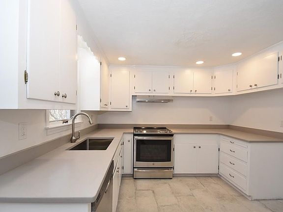 3rd image of 16 Fieldbrook Dr