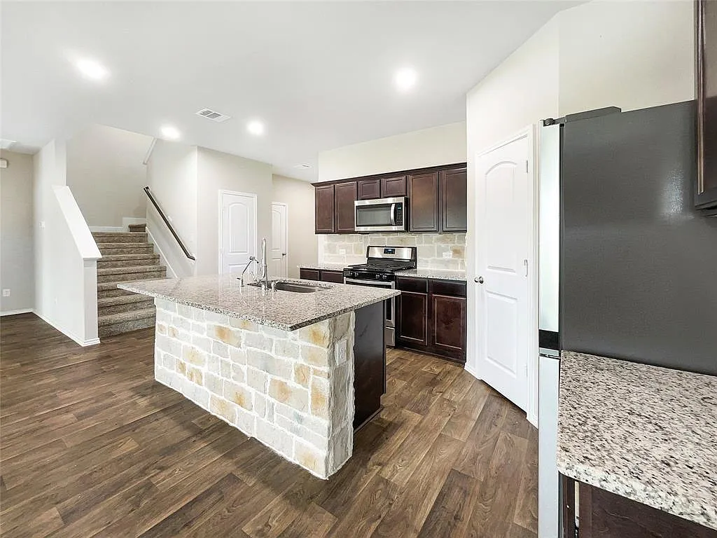 4 bed, 3.0 bath, 2962 sqft, $979 — Photo 3
