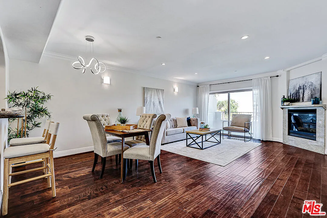 3 bed, 2.0 bath, 1386 sqft, $3,800 — Photo 3
