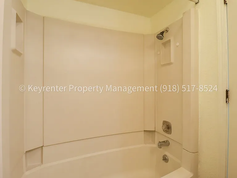 1359 E 60th St Duplex — Photo 9