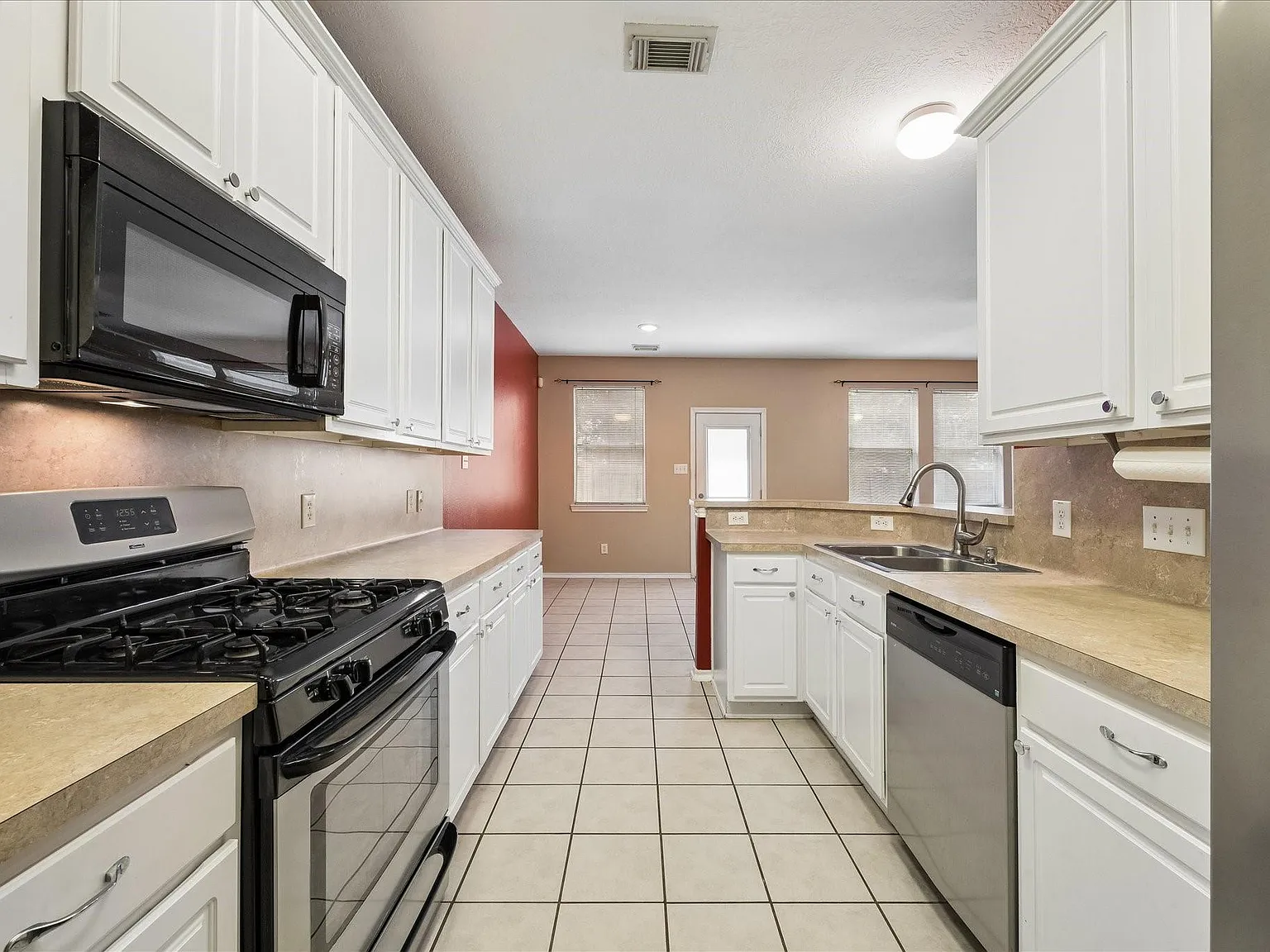 3 bed, 2.5 bath, 1702 sqft, $1,995 — Photo 4