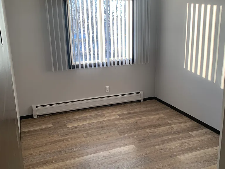 Bristol Court Apartments — Photo 11