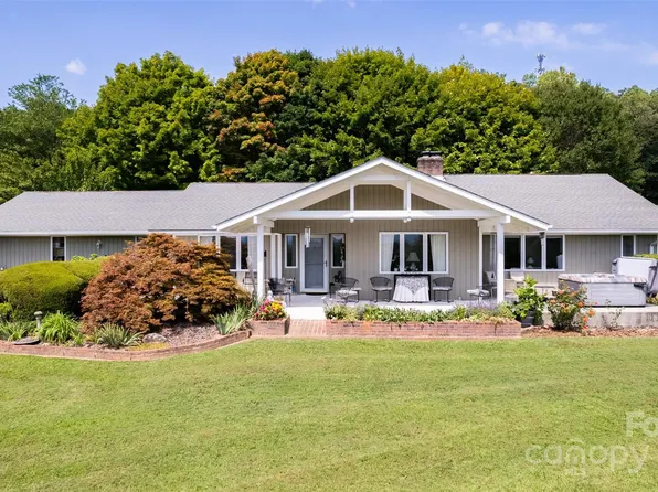 2944 Turnpike Rd, Horse Shoe, NC 28742