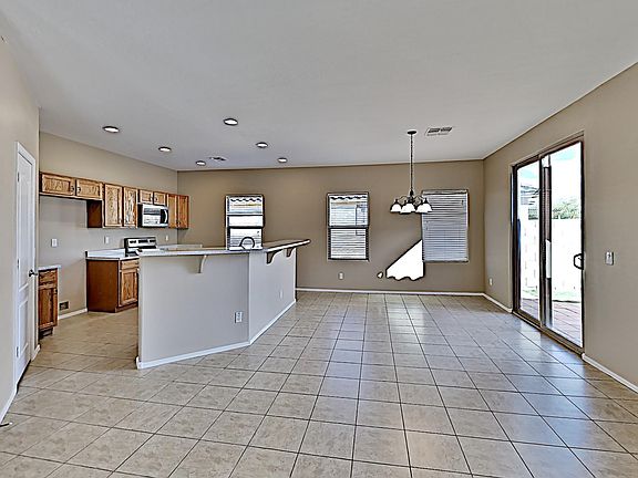 4th image of 40151 W Bonneau St