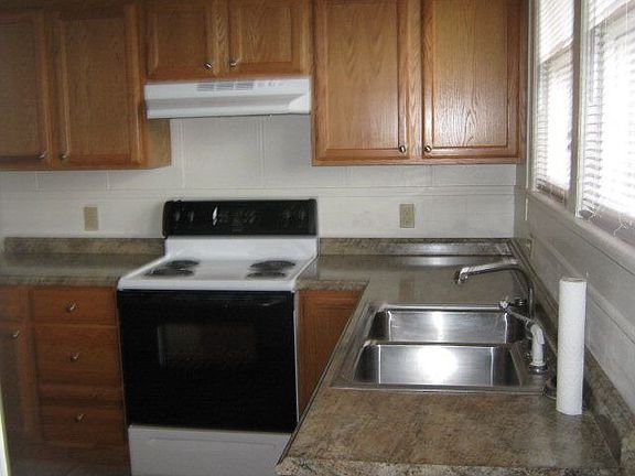 4th image of 205 N Vance Dr
