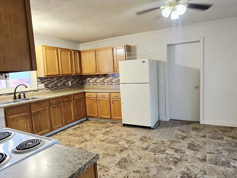 224 Catherine St — Photo 44