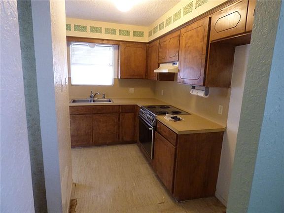 3rd image of 3417 Crest Cliff Dr