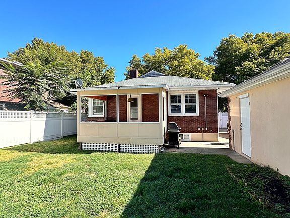 3rd image of 136 Bancroft Ave