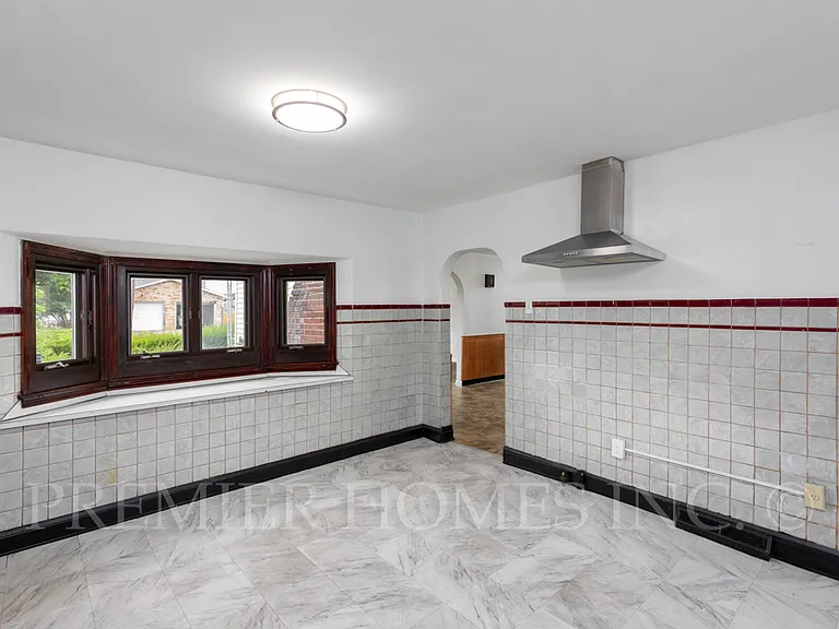 908 7th St NE — Photo 3