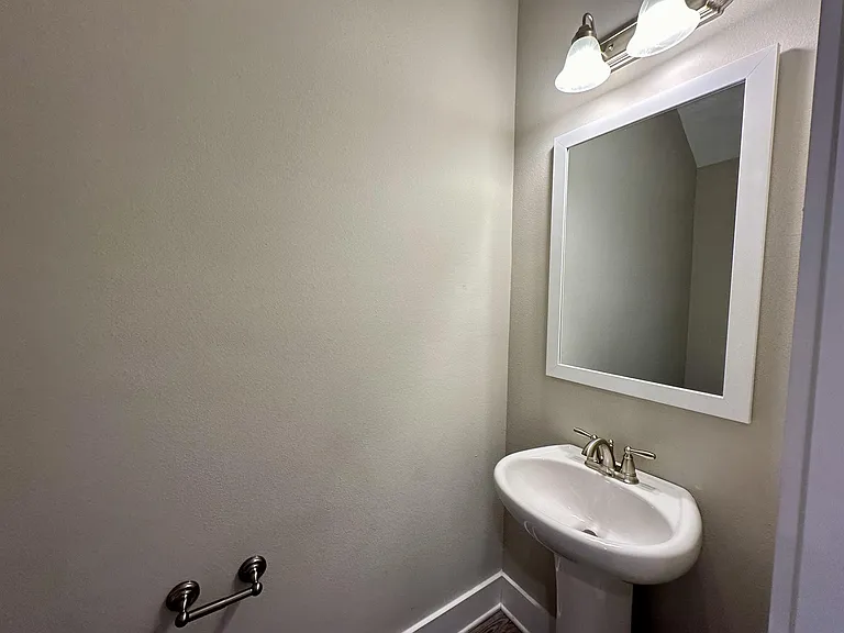 215 Date Palm Ln — Photo 4