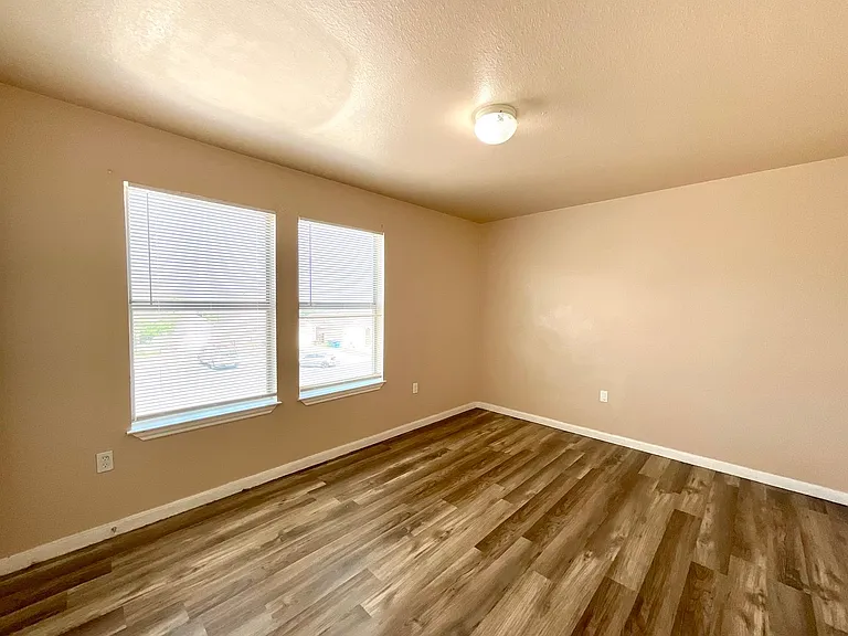 6911 Hallie Rdg — Photo 24