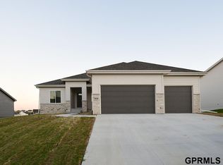 18124 Camelback Ave, Omaha, NE 68136