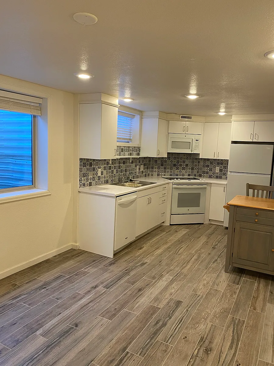 Building Photo - 1834 Crook Ave #1834